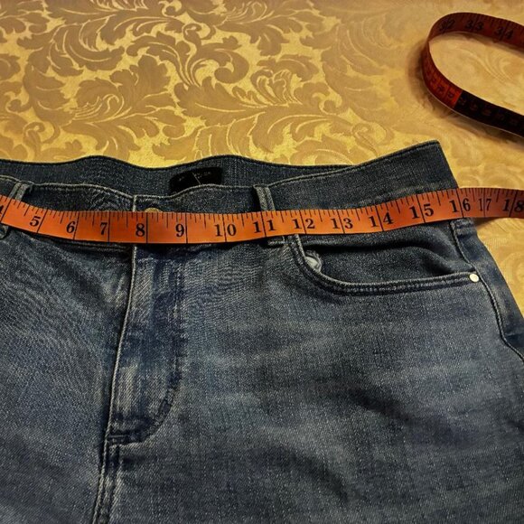 Ann Taylor Factory: The Mid Rise Straight Jeans Curvy Fit - Classic Wash - SZ 8 - Picture 7 of 8